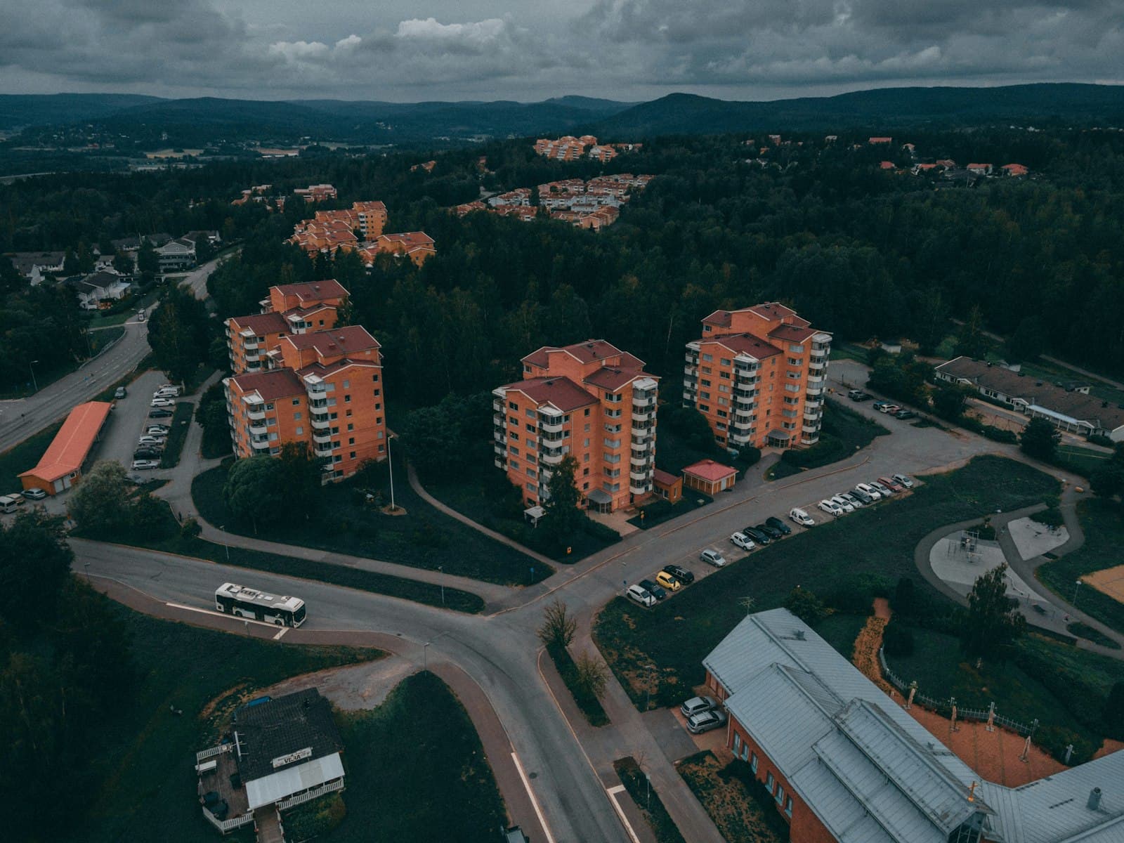 Bostadsområde i kvällsljus