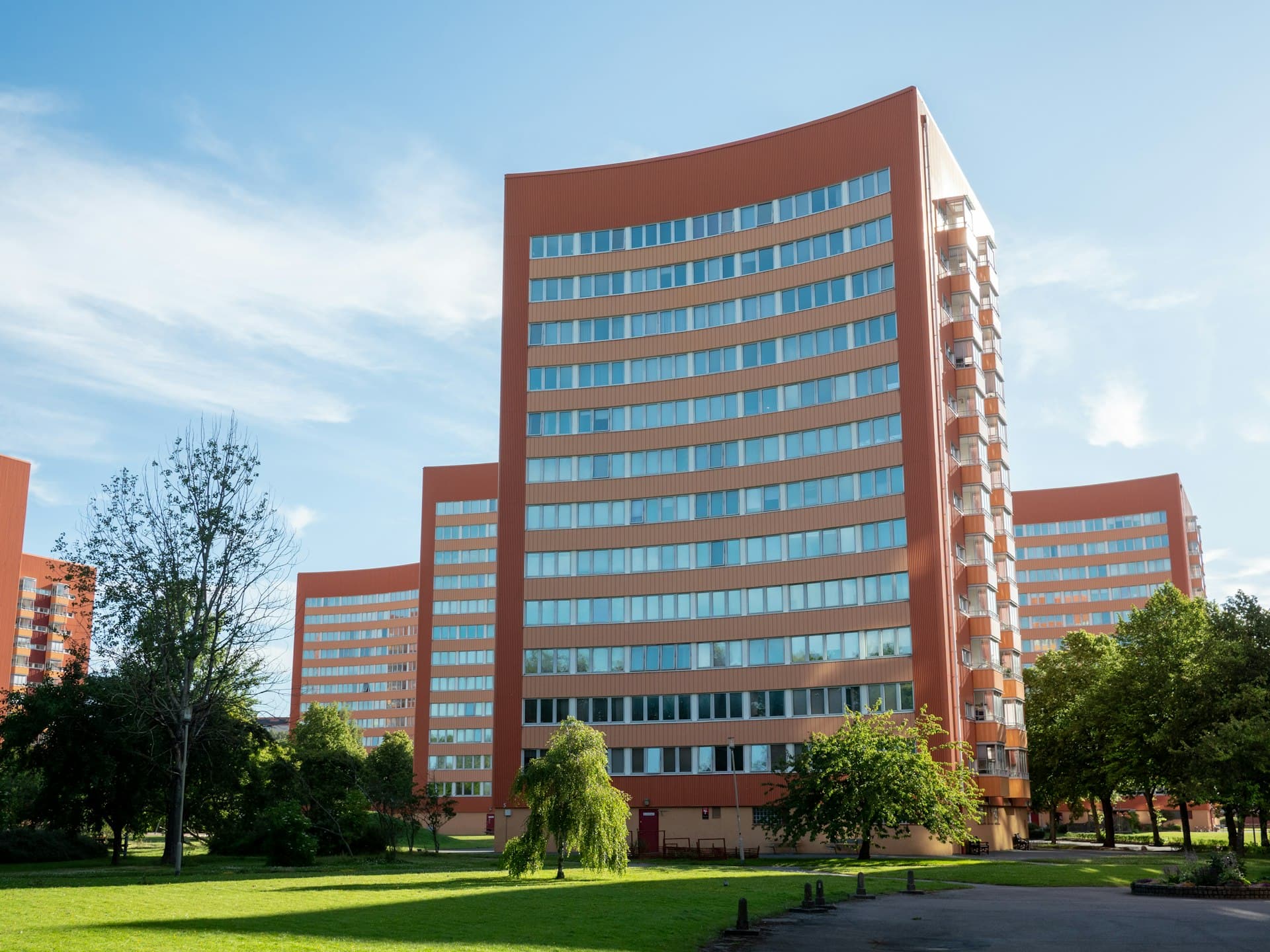 Flerbostadshus i Kalix mot blå himmel