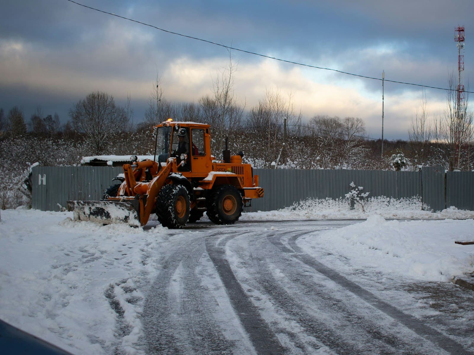 Traktor på en snötäckt väg